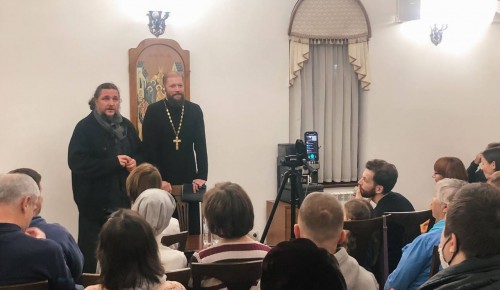 Жители Академического района смогли пообщаться со священником Алексием Котельниковым