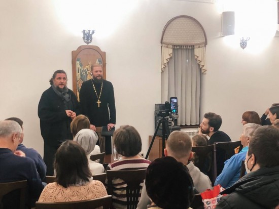 Жители Академического района смогли пообщаться со священником Алексием Котельниковым
