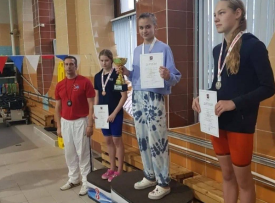 Ученицы школы №2103 стали призерами первенства Москвы по плаванию 