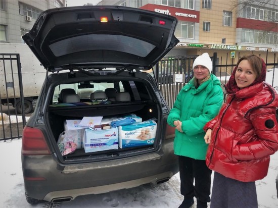 Воскресная школа храма Патриарха Московского в Зюзине передала гуманитарную помощь в военный госпиталь