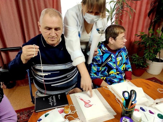Жителей геронтологического центра «Тропарево» познакомили с ниткографией