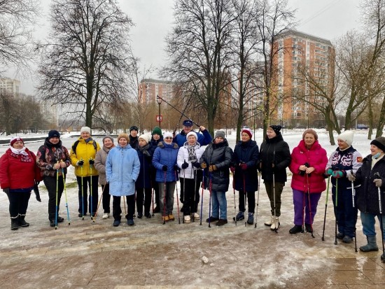 «Долголеты» Южного Бутова приняли участие в зимнем заходе по скандинавской ходьбе 