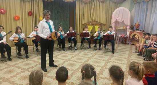 Ансамбль домристов «Полянка» центра «Моцарт» провел концерт, посвященный Дню народного единства