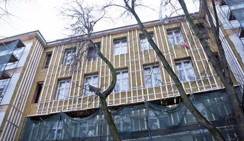 Новую кровлю смонтировали на здании поликлиники № 11 в Ломоносовском районе