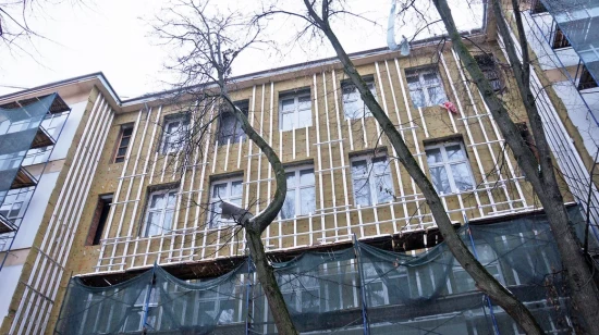 Новую кровлю смонтировали на здании поликлиники № 11 в Ломоносовском районе