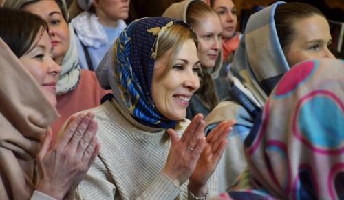 Ученики Воскресной школы храма Патриарха Московского в Зюзине выступили на сцене для своих мам