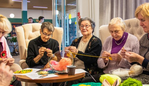 Участники акции «Поделись теплом» могут передать бойцам связанные своими руками теплые вещи