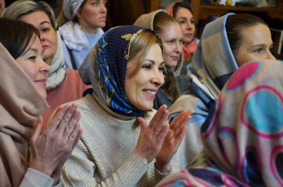 Ученики Воскресной школы храма Патриарха Московского в Зюзине выступили на сцене для своих мам