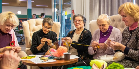 Участники акции «Поделись теплом» могут передать бойцам связанные своими руками теплые вещи