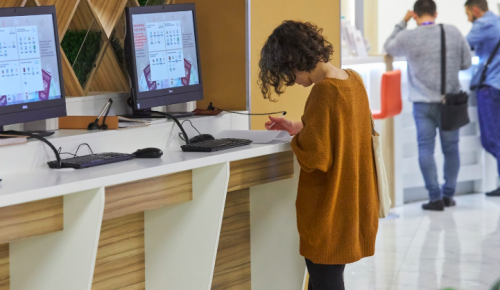 Москвичи в центрах госуслуг в преддверии Нового года могут отправить письма участникам СВО