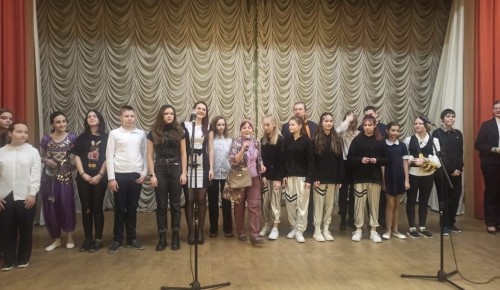В геронтологическом центре «Тропарево» провели концерт учащиеся школы №1212