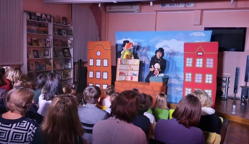В библиотеке №177 состоялся показ кукольного спектакля «Карлсон»