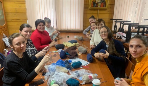 Прихожан Академического района приглашают присоединиться к волонтерской работе по вязанию носков