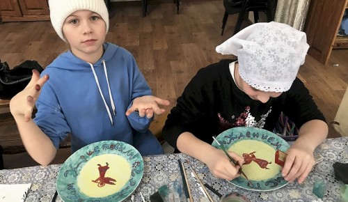 В Воскресной школе храма Патриарха Московского в Зюзине прошел мастер-класс по росписи тарелки