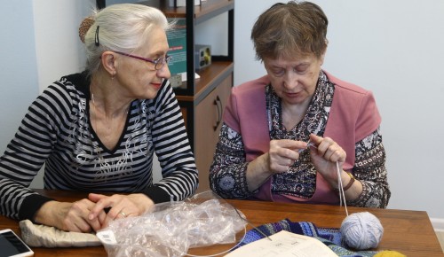 Долголеты из ЮЗАО передадут вязаные вещи мобилизованным