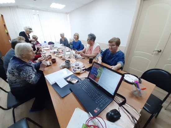 В СДЦ «Юго-Запад» провели для пожилых жителей Котловки занятие, посвящённое Дню матери