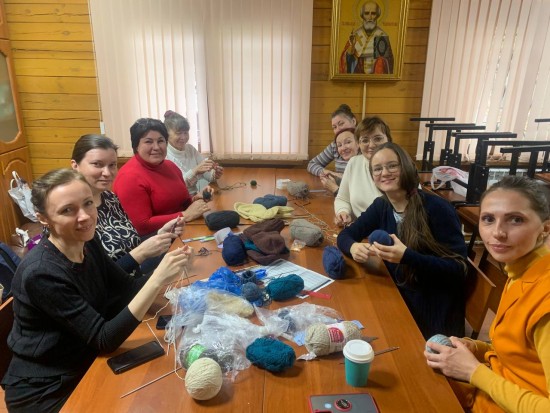 Прихожан Академического района приглашают присоединиться к волонтерской работе по вязанию носков
