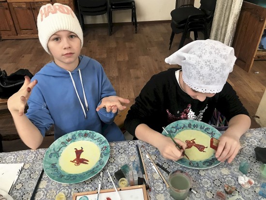 В Воскресной школе храма Патриарха Московского в Зюзине прошел мастер-класс по росписи тарелки