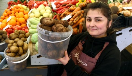 На ярмарках в ЮЗАО можно купить свежие фермерские продукты и покататься на коньках