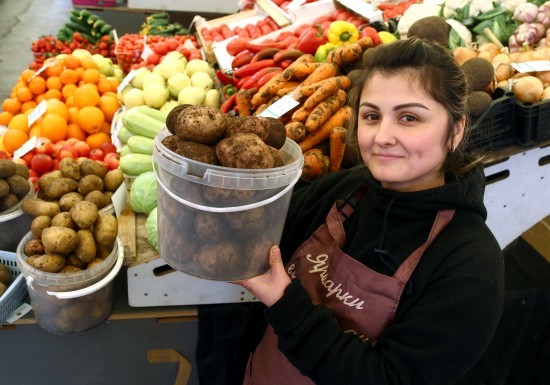 На ярмарках в ЮЗАО можно купить свежие фермерские продукты и покататься на коньках