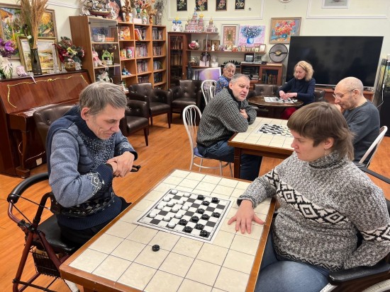 В геронтологическом центре «Тропарево» организовали шахматно-шашечный турнир
