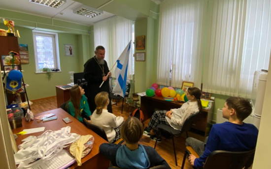 В Воскресной школе при храме св. праведного воина Феодора Ушакова прошла лекция об Андреевском флаге