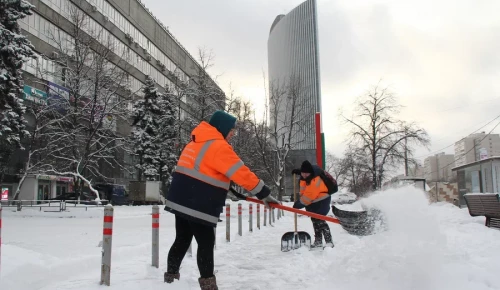 Ликвидация снегопада на юго-западе Москвы