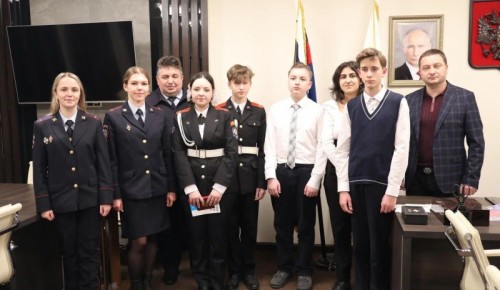 В День Конституции сотрудники УВД по ЮЗАО совместно с Общественным советом вручили паспорта юным россиянам