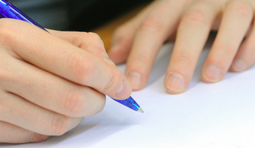 Подопечные соцучреждений Москвы написали более 700 новогодних писем участникам СВО