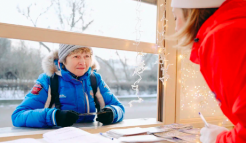 Волонтеры передали открытки с теплыми пожеланиями москвичей участникам СВО
