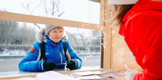 Волонтеры передали новогодние открытки с добрыми пожеланиями москвичей участникам СВО