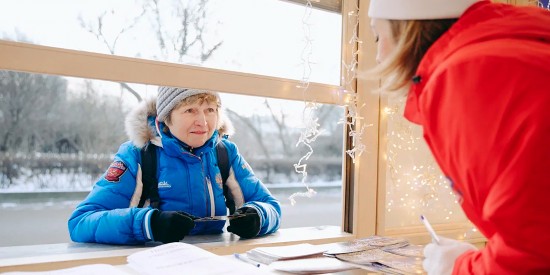 Волонтеры передали новогодние открытки с добрыми пожеланиями москвичей участникам СВО