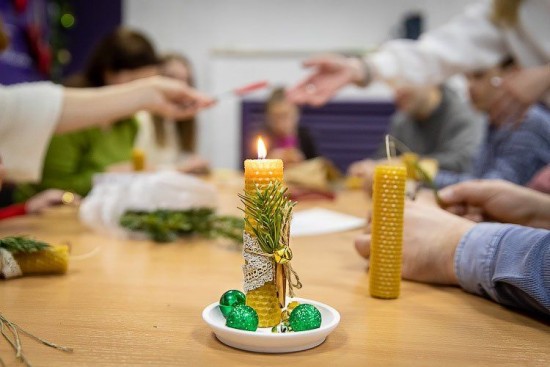 В центре «Меридиан» 5 января пройдет бесплатный мастер-класс «Медовые свечи из вощины»