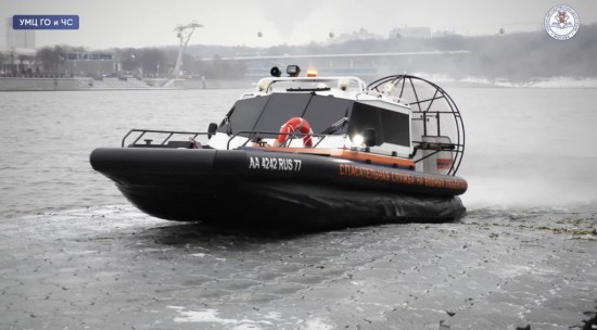 Спасатели на воде прошли обучение по управлению судном особой конструкции