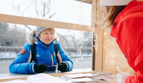Более 1,4 тыс волонтеров принимают новогодние подарки в пунктах «Москва помогает»