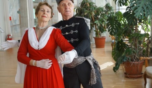 Долголетов из Зюзина научат вальсировать