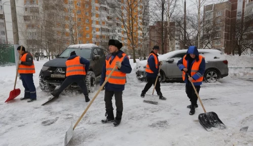Уборка придомовых территорий от снега на ул. Южнобутовской