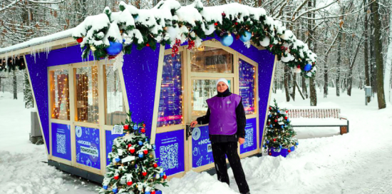 Новогодние подарки в пунктах «Москва помогает» принимают более 1,4 тыс волонтеров