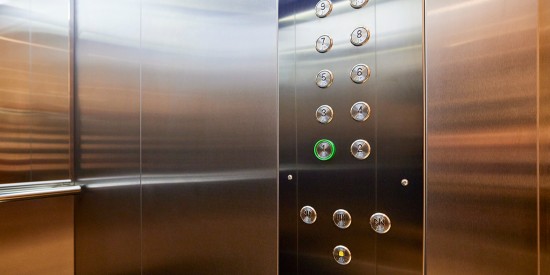 ЮЗАО вошел в тройку округов по числу обновленных в 2022 году лифтов