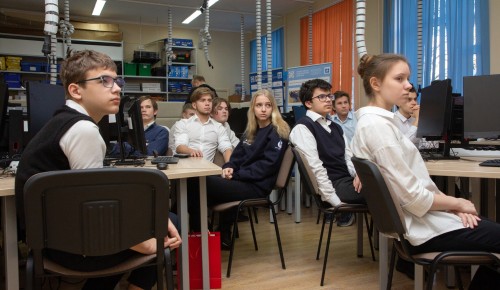 Ученики школы №2086 посетили встречу с летчиком-испытателем и космонавтом Валерием Токаревым