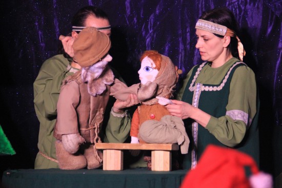 В библиотеке №174 состоялось выступление артистов кукольного театра «Наш городок»