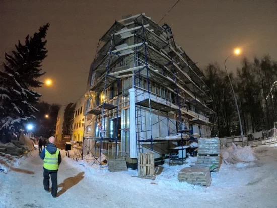 На улице Ясногорской монтируют новый фасад детской поликлиники