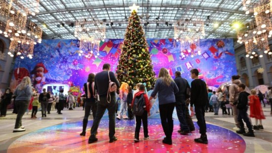 Дети участников СВО из российских регионов посетили елку Мэра Москвы