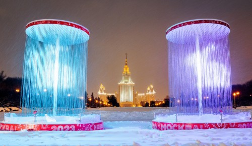 На смотровой площадке на Воробьевых горах можно полюбоваться на украшенную Москву