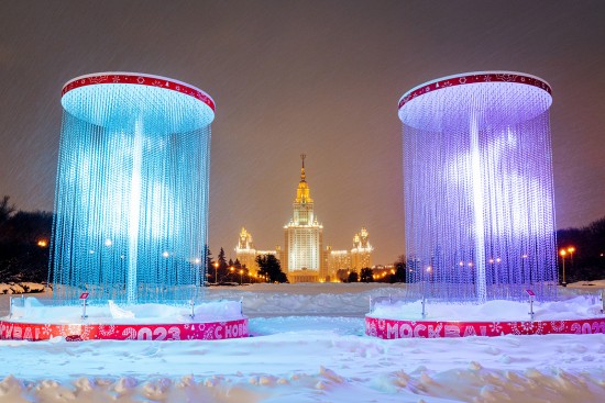 На смотровой площадке на Воробьевых горах можно полюбоваться на украшенную Москву