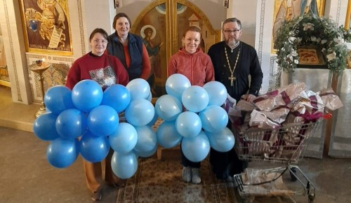 Активисты храма Бориса и Глеба в Зюзине подарили пациентам детской клинической больницы подарки