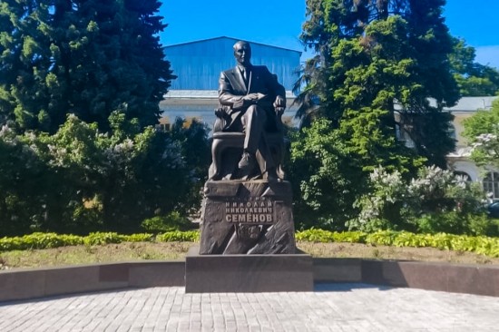 В 2022 году в Гагаринском районе открыли монумент советскому ученому Николаю Семенову