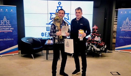 Педагог ДЮСШ имени Ботвинника выиграл в финале турнира по молниеносным шахматам