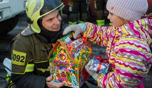 Московские пожарные исполнили новогоднее желание юной жительницы Южного Бутова