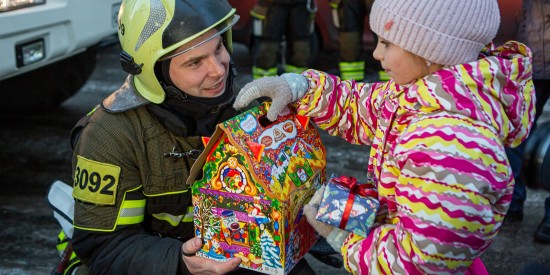Московские пожарные исполнили новогоднее желание юной жительницы Южного Бутова